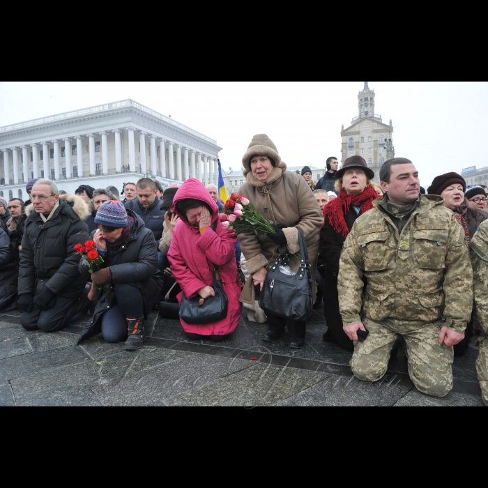 1 лютого 2017 року
На Майдані Незалежності відбулась церемонія прощання з чотирма українськими військовослужбовцями 72-ї механізованої бригади ЗСУ, які загинули 29-30 січня поблизу Авдіївки від осколкових поранень. Серед них, зокрема: капітан Андрій Кизило, молодший сержант Володимир Бальченко, солдат Дмитро Оверченко і сержант Володимир Крижанський.