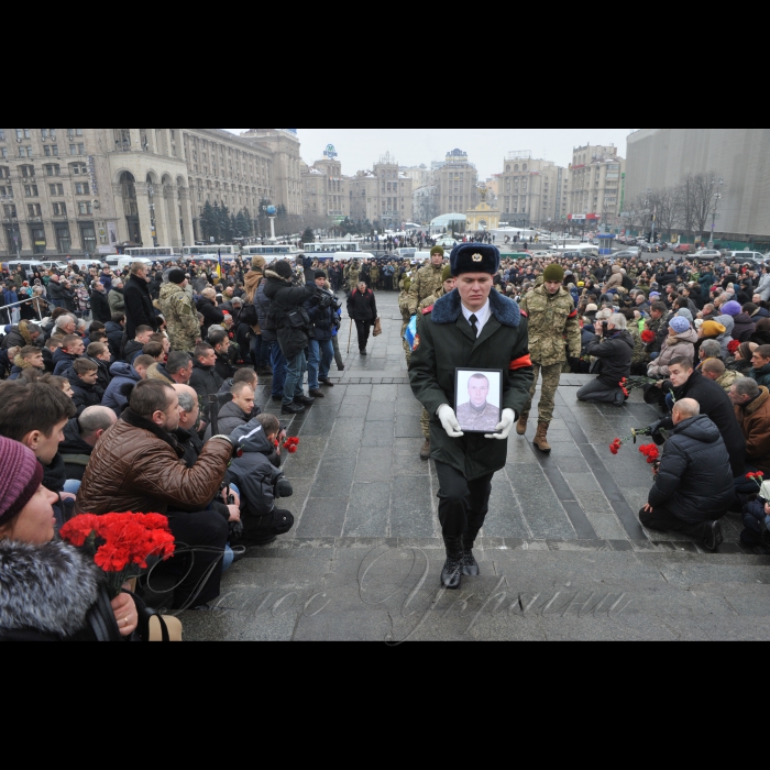 1 лютого 2017 року
На Майдані Незалежності відбулась церемонія прощання з чотирма українськими військовослужбовцями 72-ї механізованої бригади ЗСУ, які загинули 29-30 січня поблизу Авдіївки від осколкових поранень. Серед них, зокрема: капітан Андрій Кизило, молодший сержант Володимир Бальченко, солдат Дмитро Оверченко і сержант Володимир Крижанський.