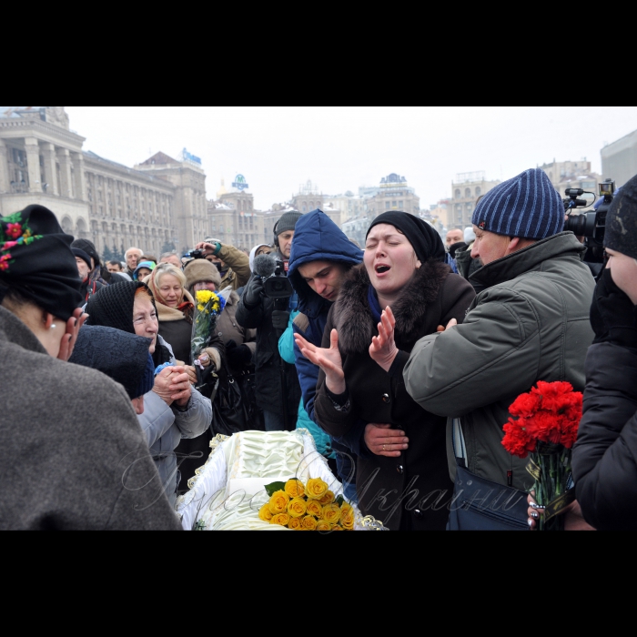 1 лютого 2017 року
На Майдані Незалежності відбулась церемонія прощання з чотирма українськими військовослужбовцями 72-ї механізованої бригади ЗСУ, які загинули 29-30 січня поблизу Авдіївки від осколкових поранень. Серед них, зокрема: капітан Андрій Кизило, молодший сержант Володимир Бальченко, солдат Дмитро Оверченко і сержант Володимир Крижанський.