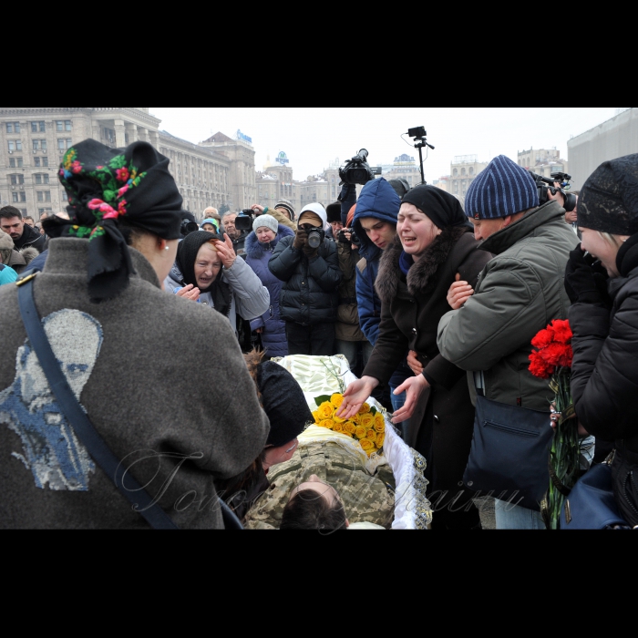 1 лютого 2017 року
На Майдані Незалежності відбулась церемонія прощання з чотирма українськими військовослужбовцями 72-ї механізованої бригади ЗСУ, які загинули 29-30 січня поблизу Авдіївки від осколкових поранень. Серед них, зокрема: капітан Андрій Кизило, молодший сержант Володимир Бальченко, солдат Дмитро Оверченко і сержант Володимир Крижанський.