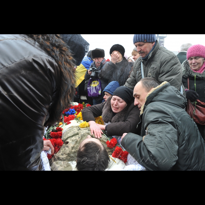 1 лютого 2017 року
На Майдані Незалежності відбулась церемонія прощання з чотирма українськими військовослужбовцями 72-ї механізованої бригади ЗСУ, які загинули 29-30 січня поблизу Авдіївки від осколкових поранень. Серед них, зокрема: капітан Андрій Кизило, молодший сержант Володимир Бальченко, солдат Дмитро Оверченко і сержант Володимир Крижанський.