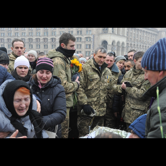 1 лютого 2017 року
На Майдані Незалежності відбулась церемонія прощання з чотирма українськими військовослужбовцями 72-ї механізованої бригади ЗСУ, які загинули 29-30 січня поблизу Авдіївки від осколкових поранень. Серед них, зокрема: капітан Андрій Кизило, молодший сержант Володимир Бальченко, солдат Дмитро Оверченко і сержант Володимир Крижанський.