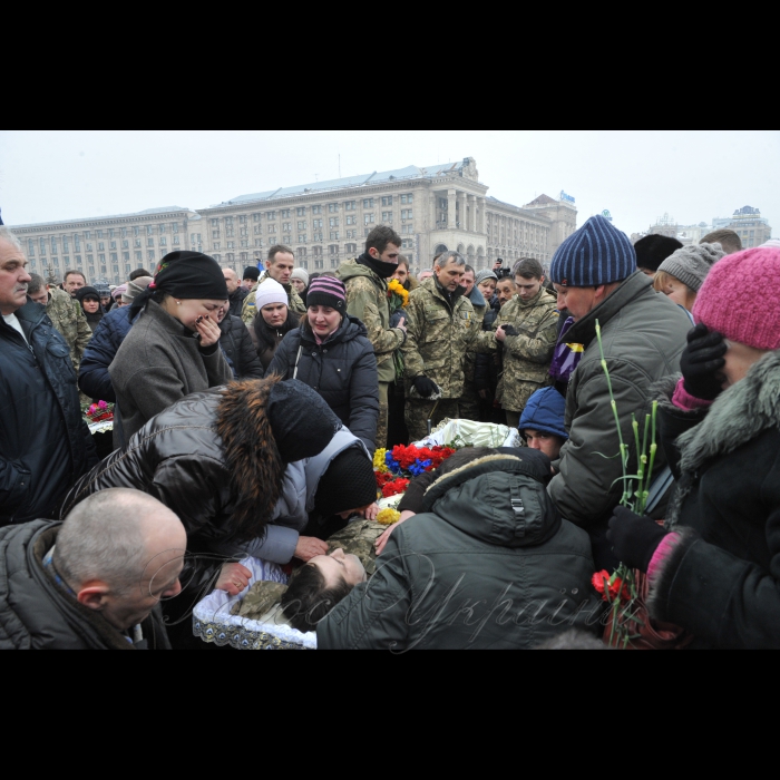 1 лютого 2017 року
На Майдані Незалежності відбулась церемонія прощання з чотирма українськими військовослужбовцями 72-ї механізованої бригади ЗСУ, які загинули 29-30 січня поблизу Авдіївки від осколкових поранень. Серед них, зокрема: капітан Андрій Кизило, молодший сержант Володимир Бальченко, солдат Дмитро Оверченко і сержант Володимир Крижанський.