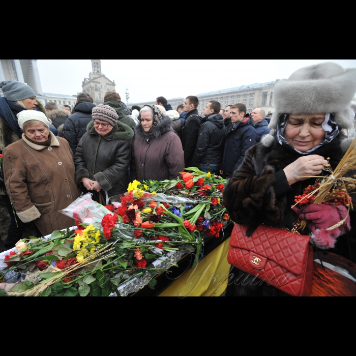 1 лютого 2017 року
На Майдані Незалежності відбулась церемонія прощання з чотирма українськими військовослужбовцями 72-ї механізованої бригади ЗСУ, які загинули 29-30 січня поблизу Авдіївки від осколкових поранень. Серед них, зокрема: капітан Андрій Кизило, молодший сержант Володимир Бальченко, солдат Дмитро Оверченко і сержант Володимир Крижанський.