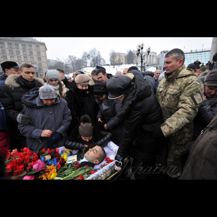 1 лютого 2017 року
На Майдані Незалежності відбулась церемонія прощання з чотирма українськими військовослужбовцями 72-ї механізованої бригади ЗСУ, які загинули 29-30 січня поблизу Авдіївки від осколкових поранень. Серед них, зокрема: капітан Андрій Кизило, молодший сержант Володимир Бальченко, солдат Дмитро Оверченко і сержант Володимир Крижанський.