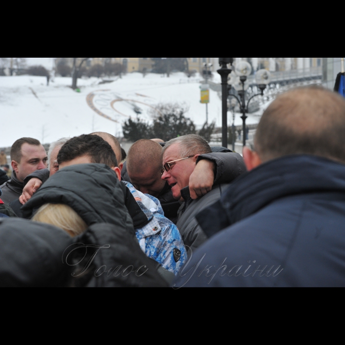 1 лютого 2017 року
На Майдані Незалежності відбулась церемонія прощання з чотирма українськими військовослужбовцями 72-ї механізованої бригади ЗСУ, які загинули 29-30 січня поблизу Авдіївки від осколкових поранень. Серед них, зокрема: капітан Андрій Кизило, молодший сержант Володимир Бальченко, солдат Дмитро Оверченко і сержант Володимир Крижанський.