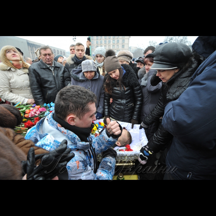 1 лютого 2017 року
На Майдані Незалежності відбулась церемонія прощання з чотирма українськими військовослужбовцями 72-ї механізованої бригади ЗСУ, які загинули 29-30 січня поблизу Авдіївки від осколкових поранень. Серед них, зокрема: капітан Андрій Кизило, молодший сержант Володимир Бальченко, солдат Дмитро Оверченко і сержант Володимир Крижанський.