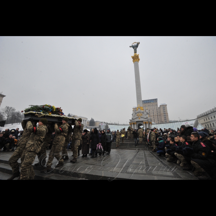 1 лютого 2017 року
На Майдані Незалежності відбулась церемонія прощання з чотирма українськими військовослужбовцями 72-ї механізованої бригади ЗСУ, які загинули 29-30 січня поблизу Авдіївки від осколкових поранень. Серед них, зокрема: капітан Андрій Кизило, молодший сержант Володимир Бальченко, солдат Дмитро Оверченко і сержант Володимир Крижанський.