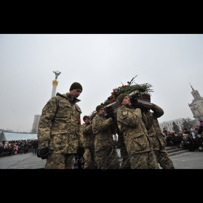 1 лютого 2017 року
На Майдані Незалежності відбулась церемонія прощання з чотирма українськими військовослужбовцями 72-ї механізованої бригади ЗСУ, які загинули 29-30 січня поблизу Авдіївки від осколкових поранень. Серед них, зокрема: капітан Андрій Кизило, молодший сержант Володимир Бальченко, солдат Дмитро Оверченко і сержант Володимир Крижанський.