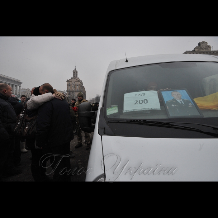 1 лютого 2017 року
На Майдані Незалежності відбулась церемонія прощання з чотирма українськими військовослужбовцями 72-ї механізованої бригади ЗСУ, які загинули 29-30 січня поблизу Авдіївки від осколкових поранень. Серед них, зокрема: капітан Андрій Кизило, молодший сержант Володимир Бальченко, солдат Дмитро Оверченко і сержант Володимир Крижанський.