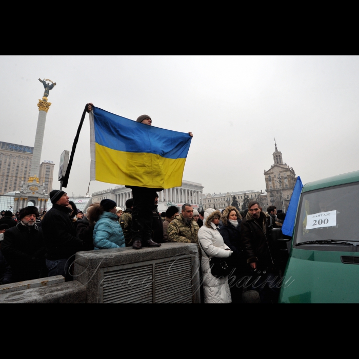 1 лютого 2017 року
На Майдані Незалежності відбулась церемонія прощання з чотирма українськими військовослужбовцями 72-ї механізованої бригади ЗСУ, які загинули 29-30 січня поблизу Авдіївки від осколкових поранень. Серед них, зокрема: капітан Андрій Кизило, молодший сержант Володимир Бальченко, солдат Дмитро Оверченко і сержант Володимир Крижанський.