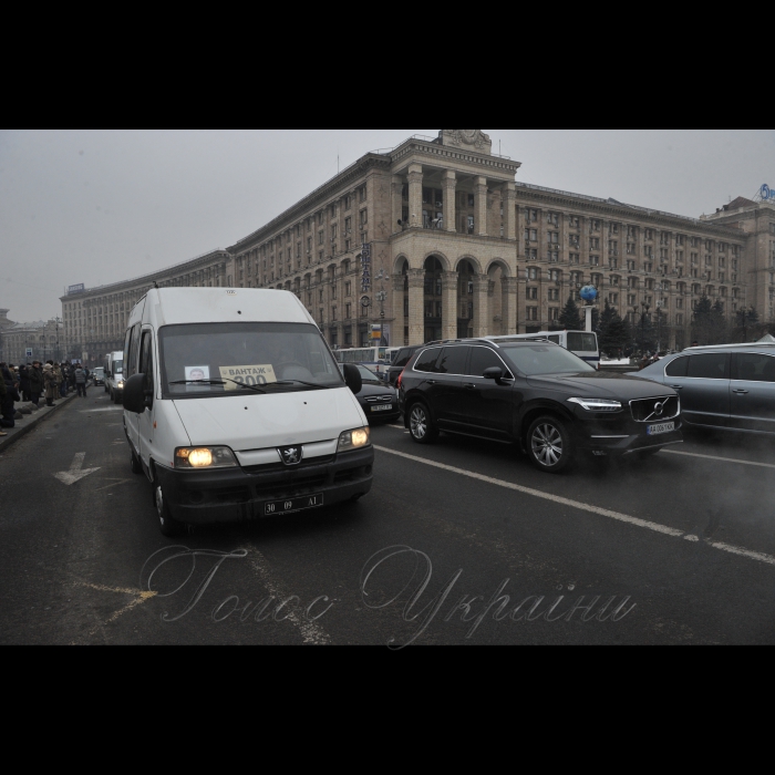 1 лютого 2017 року
На Майдані Незалежності відбулась церемонія прощання з чотирма українськими військовослужбовцями 72-ї механізованої бригади ЗСУ, які загинули 29-30 січня поблизу Авдіївки від осколкових поранень. Серед них, зокрема: капітан Андрій Кизило, молодший сержант Володимир Бальченко, солдат Дмитро Оверченко і сержант Володимир Крижанський.