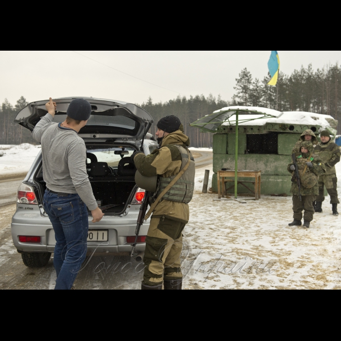 2 лютого 2017 Луганська обл. Блок-пост біля селіща Метелкіно, батальйон патрульної служби поліції особливого призначення «Луганськ-1».  
Правоохоронці в зоні проведення Антитерористичної операції підтримують правовий режим, перевіряють транспортні засоби, щоб не допустити перевезення незаконних речовин, боєприпасів і зброї. Також в області тривають оперативно-профілактичні заходи під умовною назвою «Ліс», які спрямовані на виявлення та розкриття злочинів у лісовій галузі. В рамках заходів, співробітники поліції, які здійснюють нагляд за дорожнім рухом, перевіряють законність транспортних перевезень деревини і лісоматеріалів.