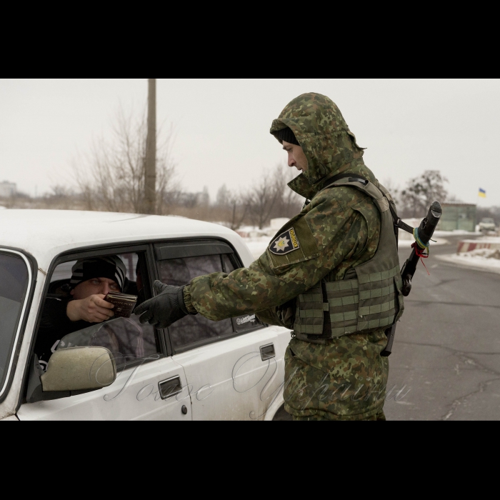 2 лютого 2017 Луганська обл. на блокпосту Лисичанськ-Попасна співробітники батальйону патрульної служби поліції особливого призначення «Тернопіль» під час перевірки автотранспорту.