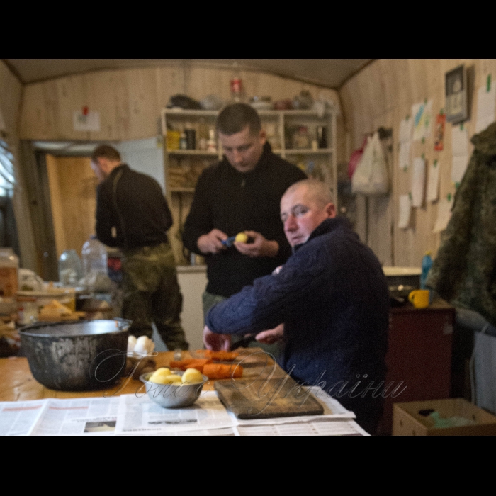 2 лютого 2017 Луганська обл. на блокпосту Лисичанськ-Попасна співробітники батальйону патрульної служби поліції особливого призначення «Тернопіль» під час перевірки автотранспорту.
Вільні від наряду бійці в їдальні нарізають салат Олів'є.