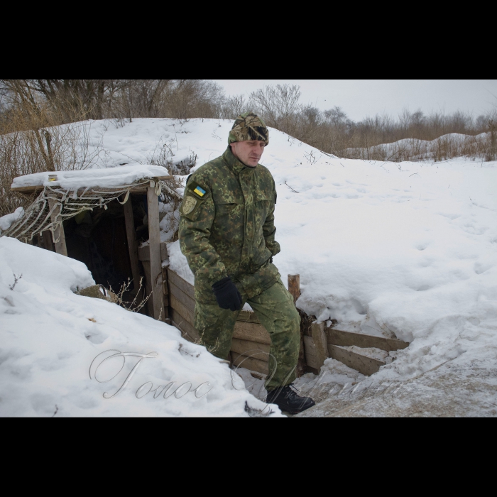 2 лютого 2017 Луганська обл. на блокпосту Лисичанськ-Попасна співробітники батальйону патрульної служби поліції особливого призначення «Тернопіль» під час перевірки автотранспорту.
Заступник командира роти батальйону патрульної служби поліції особливого призначення «Тернопіль» Віталій Цап.