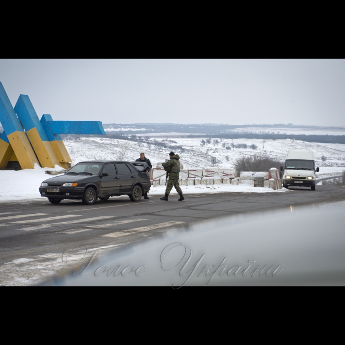 2 лютого 2017 Луганська обл. на блокпосту Лисичанськ-Попасна співробітники батальйону патрульної служби поліції особливого призначення «Тернопіль» під час перевірки автотранспорту.