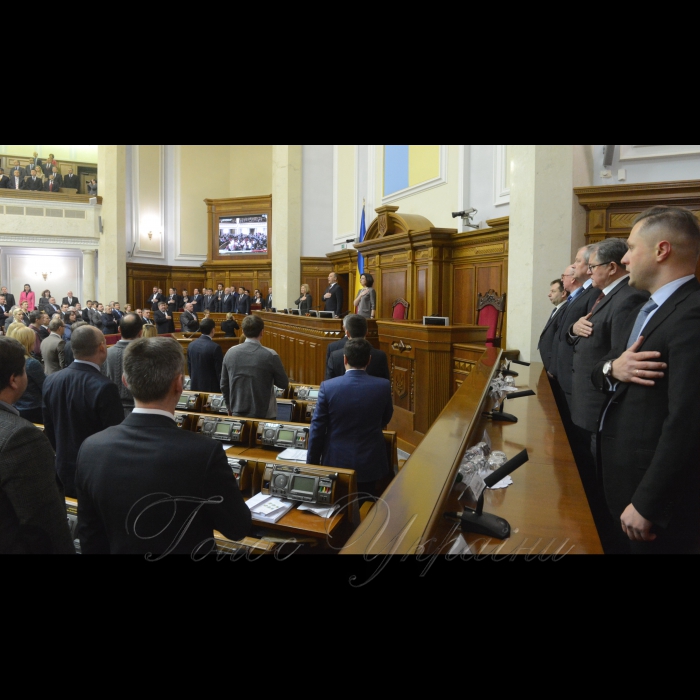 7 лютого 2017 відкрилася шоста сесія Верховної Ради України восьмого скликання. Голова Верховної Ради України Андрій Парубій після реєстрації народних депутатів повідомив, що у пленарному засіданні беруть участь Прем'єр-міністр України Володимир Гройсман і члени Уряду, керівники центральних органів виконавчої влади, судової гілки влади, посадові особи, яких Верховна Рада обирає і дає згоду на призначення, представники громадських організацій і засобів масової інформації, глави дипломатичних представництв. 
Голова Верховної Ради України Андрій Парубій відповідно до статті 83 Конституції України оголосив шосту сесію відкритою. 
У виконанні хору прозвучав Державний Гімн України. 
Голова Верховної Ради України Андрій Парубій виступив перед народними депутатами.