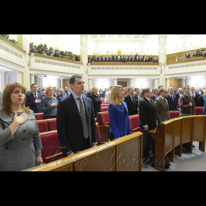 7 лютого 2017 відкрилася шоста сесія Верховної Ради України восьмого скликання. Голова Верховної Ради України Андрій Парубій після реєстрації народних депутатів повідомив, що у пленарному засіданні беруть участь Прем'єр-міністр України Володимир Гройсман і члени Уряду, керівники центральних органів виконавчої влади, судової гілки влади, посадові особи, яких Верховна Рада обирає і дає згоду на призначення, представники громадських організацій і засобів масової інформації, глави дипломатичних представництв. 
Голова Верховної Ради України Андрій Парубій відповідно до статті 83 Конституції України оголосив шосту сесію відкритою. 
У виконанні хору прозвучав Державний Гімн України. 
Голова Верховної Ради України Андрій Парубій виступив перед народними депутатами.