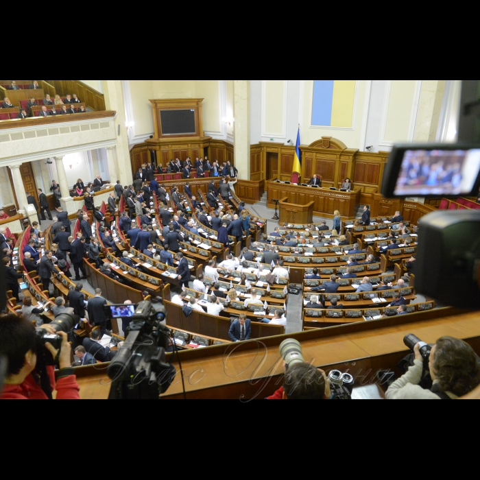 7 лютого 2017 відкрилася шоста сесія Верховної Ради України восьмого скликання. Голова Верховної Ради України Андрій Парубій після реєстрації народних депутатів повідомив, що у пленарному засіданні беруть участь Прем'єр-міністр України Володимир Гройсман і члени Уряду, керівники центральних органів виконавчої влади, судової гілки влади, посадові особи, яких Верховна Рада обирає і дає згоду на призначення, представники громадських організацій і засобів масової інформації, глави дипломатичних представництв. 
Голова Верховної Ради України Андрій Парубій відповідно до статті 83 Конституції України оголосив шосту сесію відкритою. 
У виконанні хору прозвучав Державний Гімн України. 
Голова Верховної Ради України Андрій Парубій виступив перед народними депутатами.