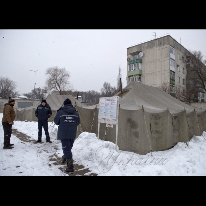 1 лютого 2017 місто Северодонецк (Луганська область). Головне управління Державної служби України з надзвичайних ситуацій. «Пункт прийому тимчасово переміщених осіб» розташований на базі 51 частини.
У пункті обігріву за адресою вулиця Новікова, 1-Б.