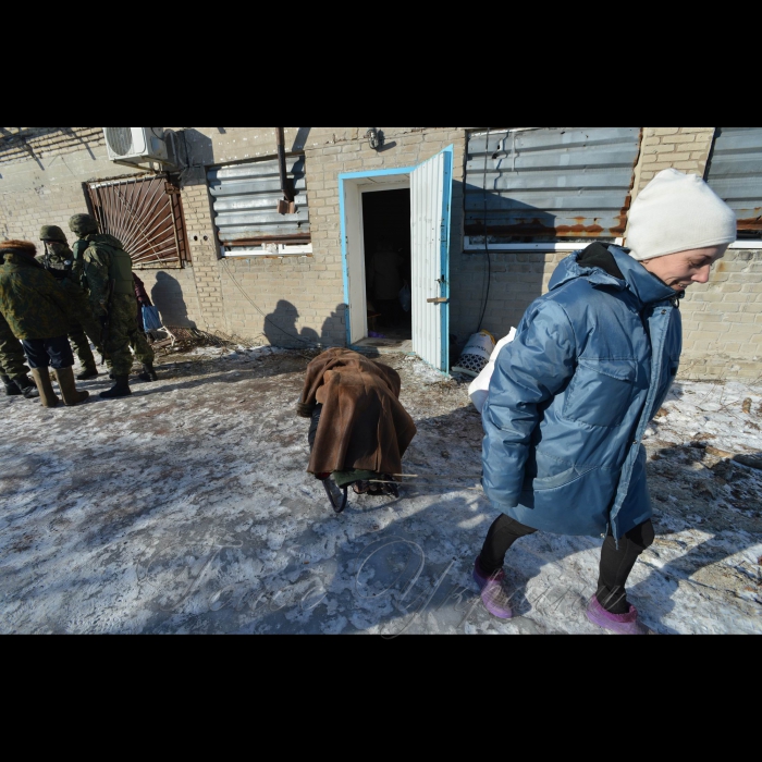 8 лютого 2017 у районі міста Авдіївка поменшала кількість обстрілів. Але з самого ранку все одно чути звуки працюючого важкого озброєння. Люди живуть своїм воєнним життям, яке вже стало буденністю. За ініціативи поліції створено два опорних пункти у віддалених місцях старої Авдіївки, майже на лінії вогню, де люди можуть отримати гуманітарну допомогу та звернутись зі своїми проблемами. Начальник поліції Донеччини генерал В’ячеслав Аброськін майже кожного дня також буває в Авдіївці і спілкується з громадянами на створених опорних пунктах. 