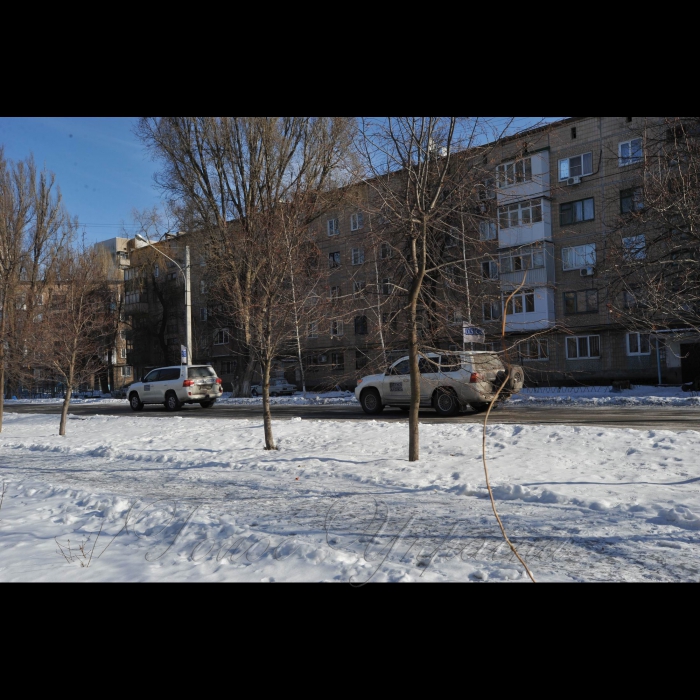 8 лютого 2017 у районі міста Авдіївка поменшала кількість обстрілів. Але з самого ранку все одно чути звуки працюючого важкого озброєння. Люди живуть своїм воєнним життям, яке вже стало буденністю. За ініціативи поліції створено два опорних пункти у віддалених місцях старої Авдіївки, майже на лінії вогню, де люди можуть отримати гуманітарну допомогу та звернутись зі своїми проблемами. Начальник поліції Донеччини генерал В’ячеслав Аброськін майже кожного дня також буває в Авдіївці і спілкується з громадянами на створених опорних пунктах. 