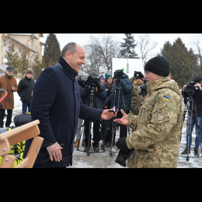 13 лютого 2017 Львівщину з робочим візитом відвідав голова Верховної Ради України Андрій Парубій. У межах свого візиту Голова Верховної Ради України разом з головою Львівської обласної ради Олександром Ганущиним та представниками місцевого самоврядування завітали до військової частини А 1108 (15-й реактивний артилерійський полк), яка дислокується у Дрогобичі.
Цінним подарунком нагороджено механіка-водія реактивної артилерійської батареї солдата Романа Бойка.