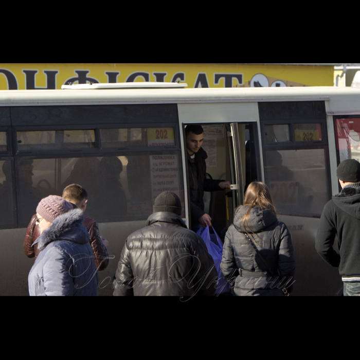 16 лютого 2017 Київ. Маршрутки біля ст. метро Академгородок.