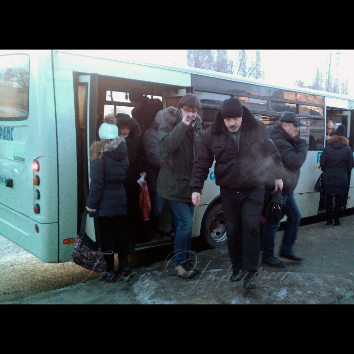 16 лютого 2017 Київ. Маршрутки біля ст. метро Академгородок.