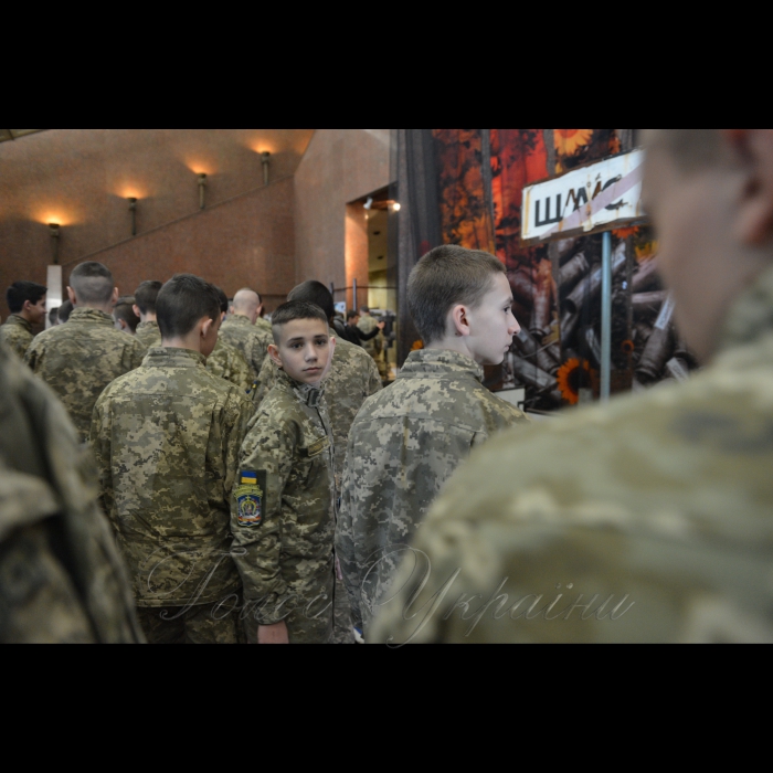 17 лютого 2017 Історія війни. В Національному музеї історії України у Другій світовій війні відкрилась виставка «Український схід». Це найбільша експозиція з усіх, які були коли небудь в Україні про нашу війну. Створили її надвеликими зусиллями працівники музею. Це – титанічна праця. Зібрано понад 5 тисяч експонатів, виставлено майже дві тисячі.