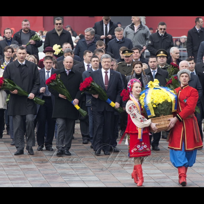 Голова Верховної Ради України Андрій Парубій, Президент України Петро Порошенко з дружиною Мариною та урядовці поклали квіти до пам'ятника Тарасу Шевченку.