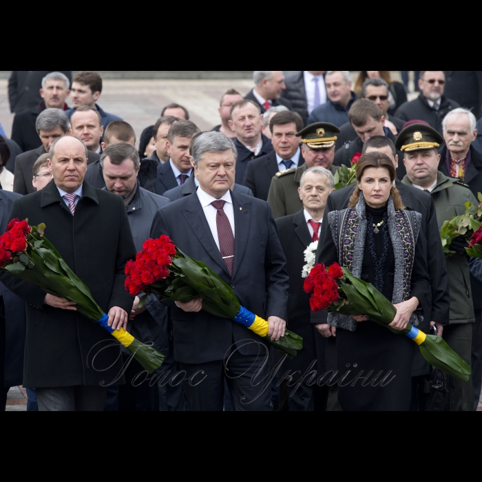 9 березня 2017 Голова Верховної Ради України Андрій Парубій, Президент України Петро Порошенко з дружиною Мариною та урядовці поклали квіти до пам'ятника Тарасу Шевченку з нагоди 203-ї річниці від дня його народження.