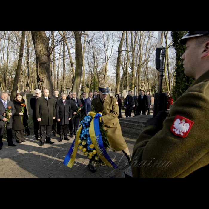 27 березня 2017 церемонія покладання квітів членами Української делегації до могили воїнів УНР та пам’ятному знаку жертв голодомору України 1932-33 років на Вольскому кладовищі м. Варшава.