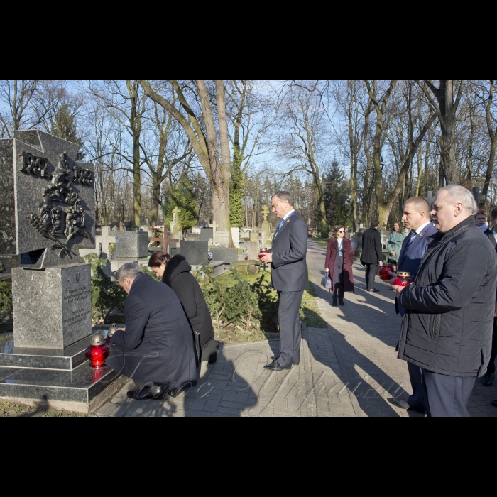 27 березня 2017 церемонія покладання квітів членами Української делегації до могили воїнів УНР та пам’ятному знаку жертв голодомору України 1932-33 років на Вольскому кладовищі м. Варшава.