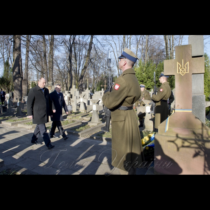 27 березня 2017 церемонія покладання квітів членами Української делегації до могили воїнів УНР та пам’ятному знаку жертв голодомору України 1932-33 років на Вольскому кладовищі м. Варшава.
Надзвичайний і Повноважний Посол України в Республіці Польща Андрій Дещиця, Голова Верховної Ради України Андрій Парубій.