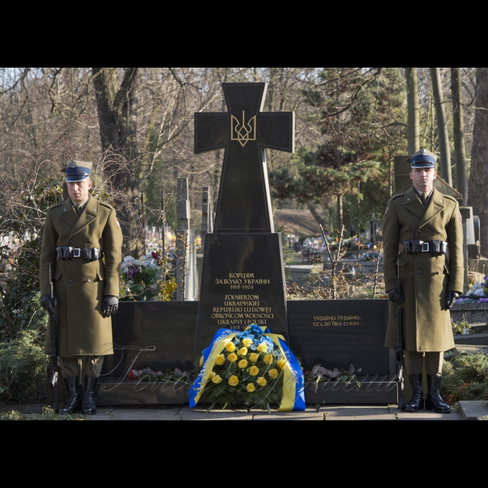 27 березня 2017 церемонія покладання квітів членами Української делегації до могили воїнів УНР та пам’ятному знаку жертв голодомору України 1932-33 років на Вольскому кладовищі м. Варшава.