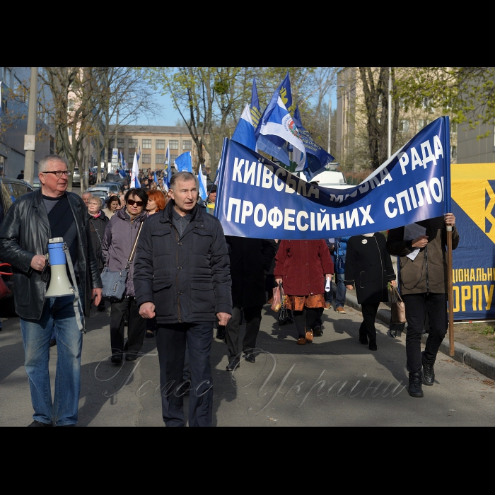 10 квітня 2017 Київ. Біля приміщення Національної комісії що здійснює державне регулювання у сферах енергетики та комунальних послуг відбувся мітинг київської міської профспілки за скасування абонплати за газ.