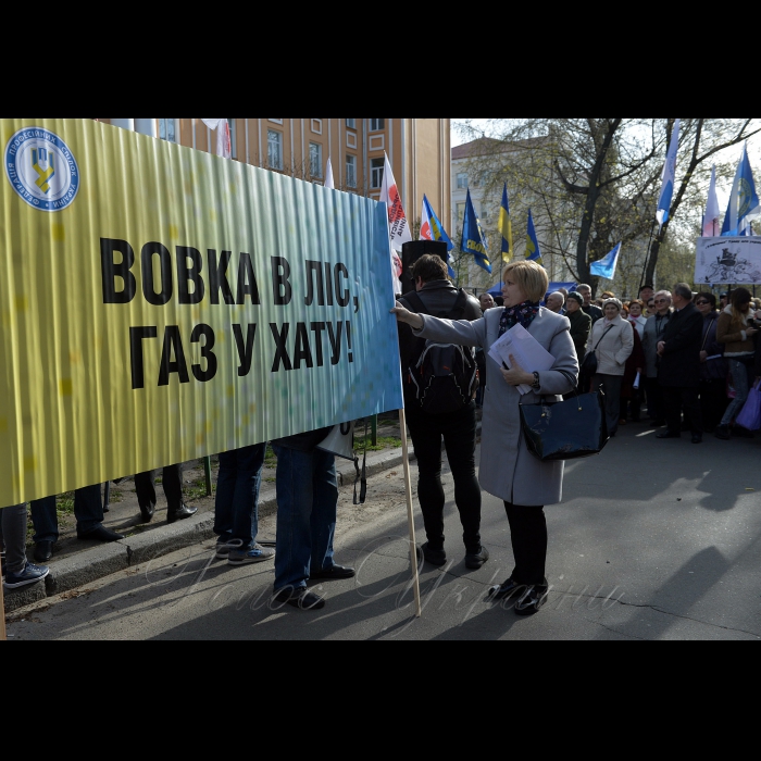 10 квітня 2017 Київ. Біля приміщення Національної комісії що здійснює державне регулювання у сферах енергетики та комунальних послуг відбувся мітинг київської міської профспілки за скасування абонплати за газ.