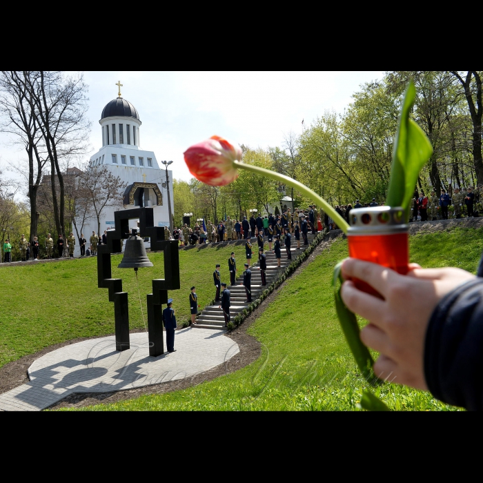 26 квітня 2017 Святійший Патріарх Філарет провів Божественну Літургію у Миколаївському храмі пам'яті жертв Чорнобильської катастрофи (Київ, вулиця Нагірна, 1) у Шевченківському районі міста Києва - помолився за упокій героїв-ліквідаторів та жертв Аварії на ЧАЕС, а також відслужив Панахиду за жертвами катастрофи на ЧАЕС, відкрив та освятив відреставрований пам'ятник - курган Жертвам аварії на ЧАЕС та та у Києві.