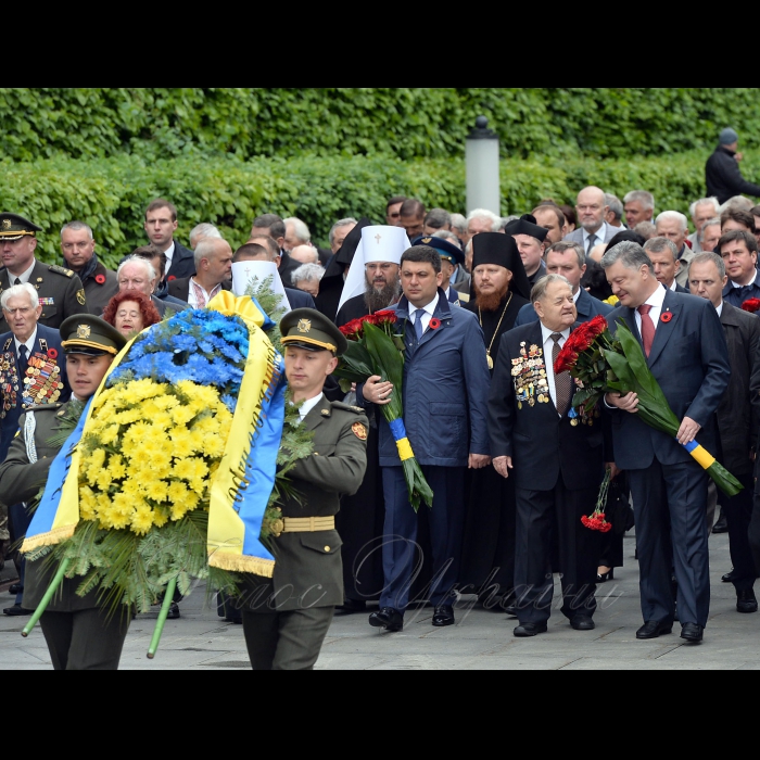 9 травня 2017 Президент України Петро Порошенко під час церемонії покладання квітів до могили Невідомого Солдата з нагоди Дня перемоги над нацизмом, у Парку вічної слави.