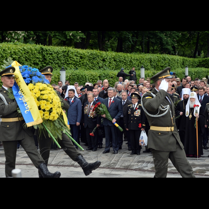 9 травня 2017 Президент України Петро Порошенко під час церемонії покладання квітів до могили Невідомого Солдата з нагоди Дня перемоги над нацизмом, у Парку вічної слави.