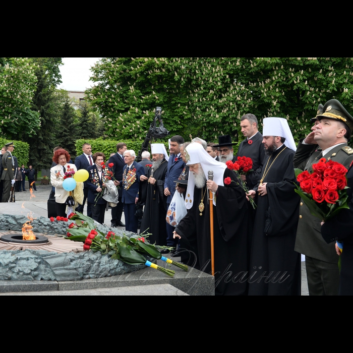 9 травня 2017 Президент України Петро Порошенко під час церемонії покладання квітів до могили Невідомого Солдата з нагоди Дня перемоги над нацизмом, у Парку вічної слави.