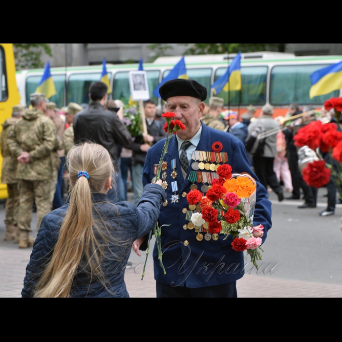 9 травня 2017 Президент України Петро Порошенко під час церемонії покладання квітів до могили Невідомого Солдата з нагоди Дня перемоги над нацизмом, у Парку вічної слави.