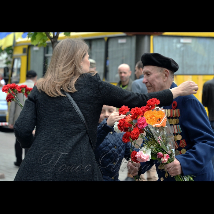 9 травня 2017 Президент України Петро Порошенко під час церемонії покладання квітів до могили Невідомого Солдата з нагоди Дня перемоги над нацизмом, у Парку вічної слави.