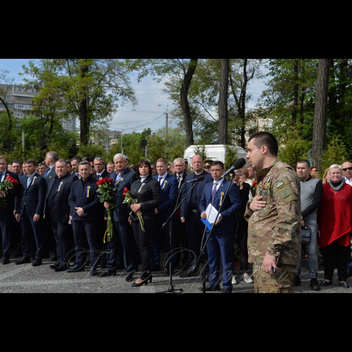 12 травня 2017 місто Дніпро. 
Ці сльози за вбитими Росією синами матері не виплачуть ніколи!
Це є наш безсмертний полк, а не нав’язані загарбниками провокації. 
Вчора у Дніпрі відкрилась унікальна для України Алея пам’яті, присвячена загиблим героям  Революції Гідності та АТО. У заходах з вшанування Героїв взяли участь понад 400 почесних гостей – політиків, дипломатів, діячів культури, бійців АТО та їхніх близьких. 