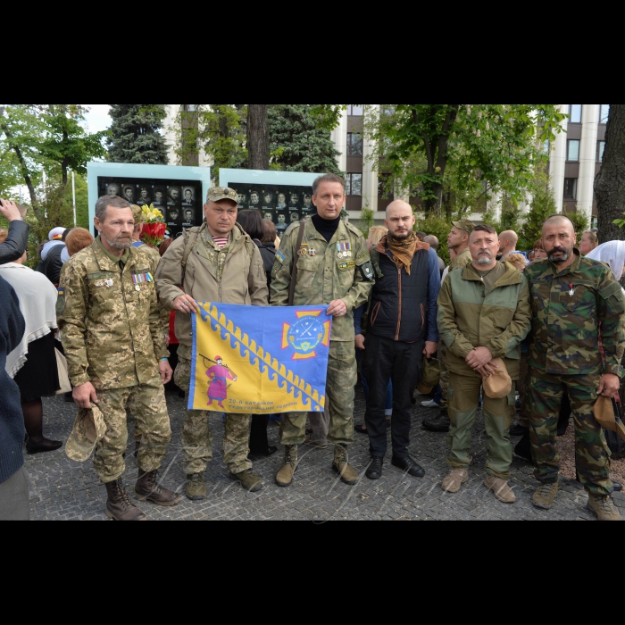 12 травня 2017 місто Дніпро. 
Ці сльози за вбитими Росією синами матері не виплачуть ніколи!
Це є наш безсмертний полк, а не нав’язані загарбниками провокації. 
Вчора у Дніпрі відкрилась унікальна для України Алея пам’яті, присвячена загиблим героям  Революції Гідності та АТО. У заходах з вшанування Героїв взяли участь понад 400 почесних гостей – політиків, дипломатів, діячів культури, бійців АТО та їхніх близьких. 