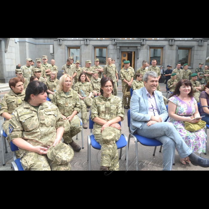 У парламенті відбулися заходи в рамках просвітницького проекту «Від Конституції - до Конституції»
Проект реалізується спільно Апаратом Верховної Ради України та Громадською спілкою «Творче патріотичне об’єднання «Музичний батальйон». 
       Участь у заходах взяли військовослужбовці Збройних Сил Київського гарнізону, персонал Державної прикордонної служби та  Київського гарнізону, інваліди війни.
Під час події, яка стала черговою в серії просвітницько-мистецьких акцій «Від Конституції – до Конституції», її учасники з екскурсією відвідали  будинок пленарних засідань Верховної Ради України, ознайомилися з його архітектурною спадщиною та реліквією – Почесним порталом Прапора Незалежності України, вийшли на балкон сесійної зали, оглянули музейну експозицію.
