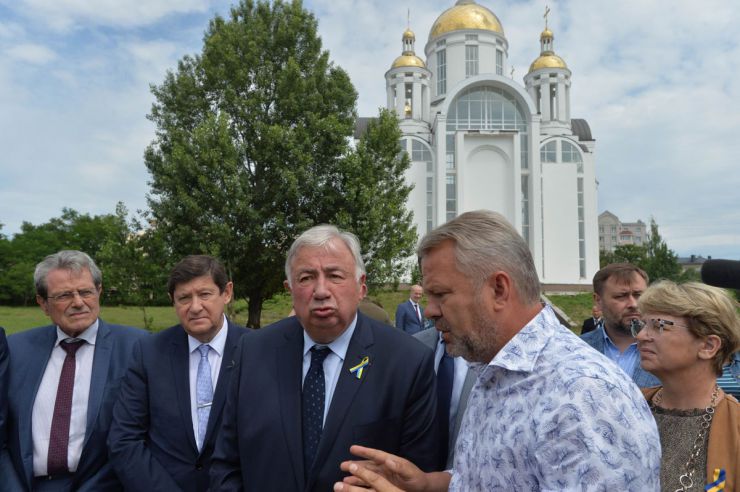 Делегація Сенату Французької Республіки на чолі з Головою Жераром Ларше разом з Першим заступником Голови Верховної Ради України Олександром Корнієнком відвідали Бучу та Бородянку.