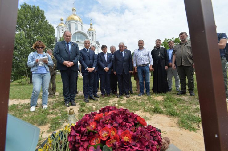 Делегація Сенату Французької Республіки на чолі з Головою Жераром Ларше разом з Першим заступником Голови Верховної Ради України Олександром Корнієнком відвідали Бучу та Бородянку.